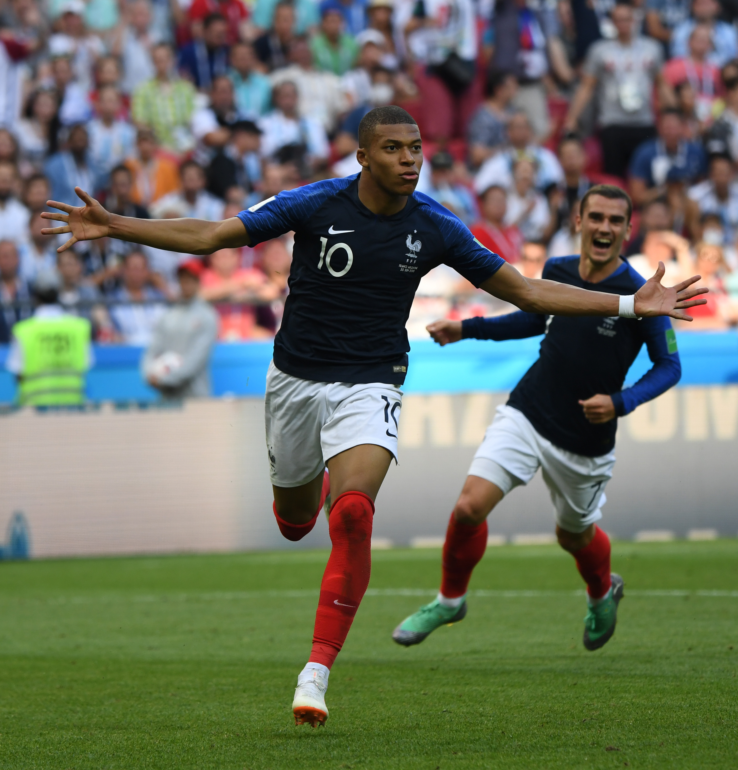 成都金牛公安：蓉城vs河南期间，两名观众做出侮辱性动作被行拘（成都金牛警方通报：蓉城对河南比赛期间，两名观众因侮辱性举动被行拘）