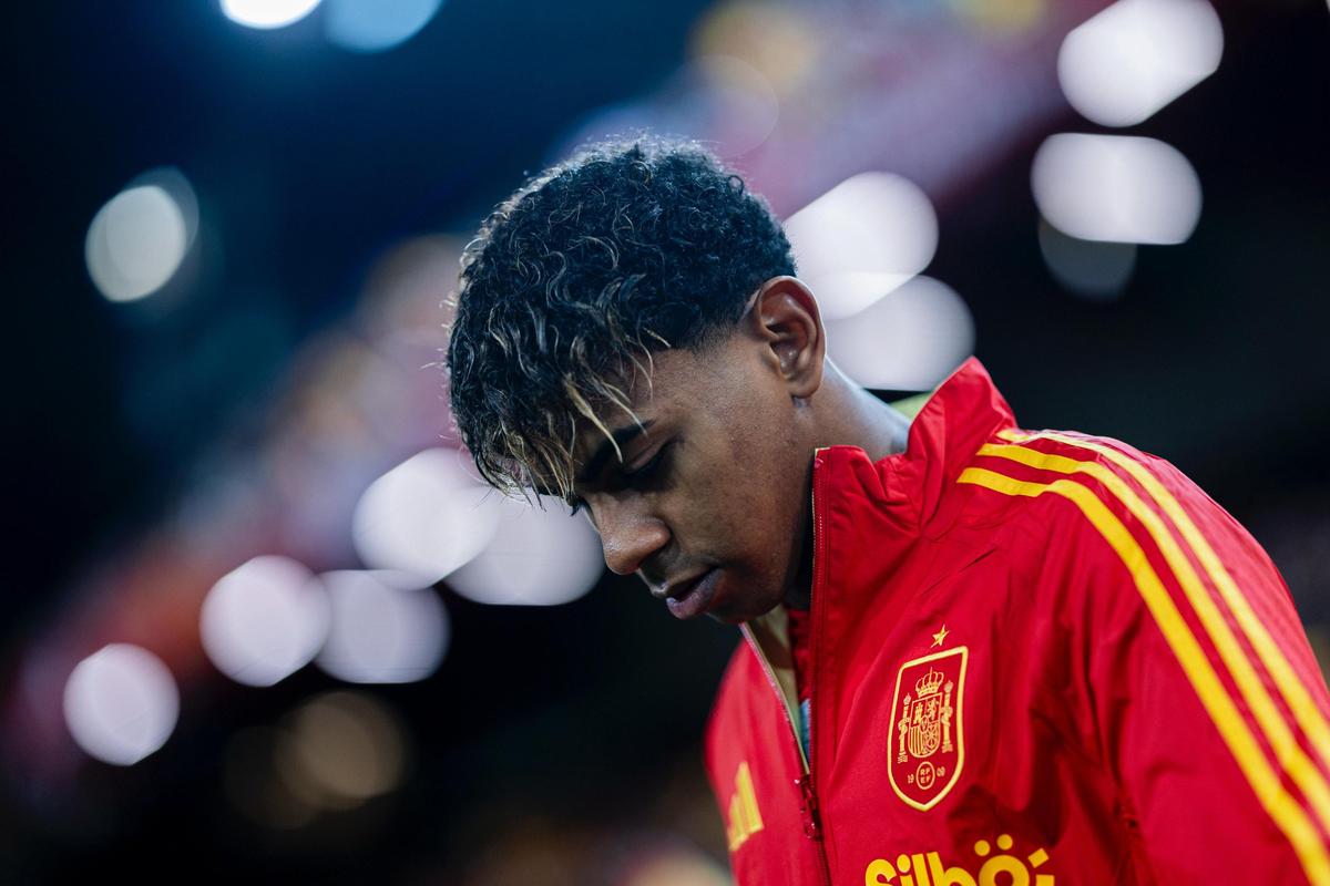 足球不会同情任何人（足球从不怜悯任何人）