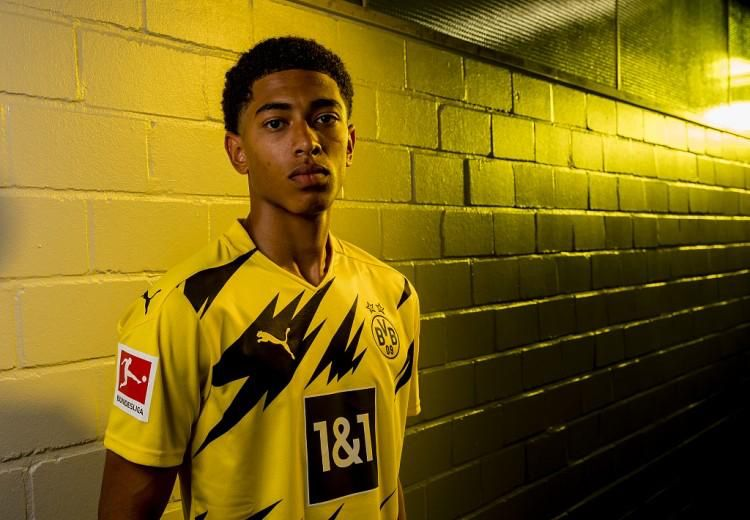 阿尔维斯再度现身宗教场合，拿起麦克风向信徒们传教（阿尔维斯再现宗教活动现场，手持麦克风向教众布道）