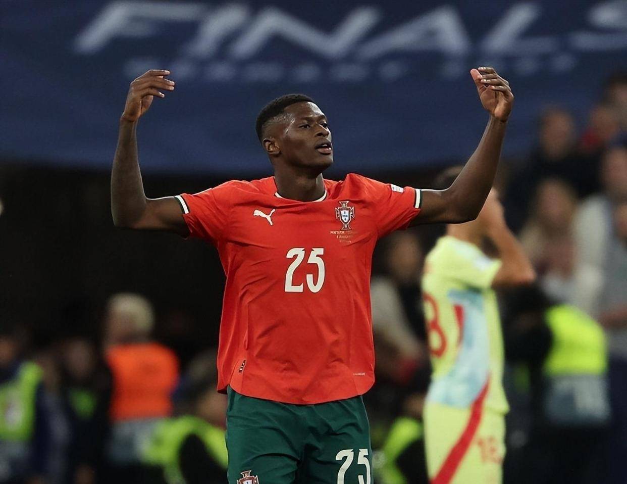 皇马本泽马梅开二度助球队取胜（本泽马独中两元助皇马全取三分）